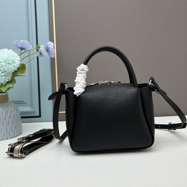 chiếc túi đeo đôi vai mới của prada được làm từ da bò vải thiều thô