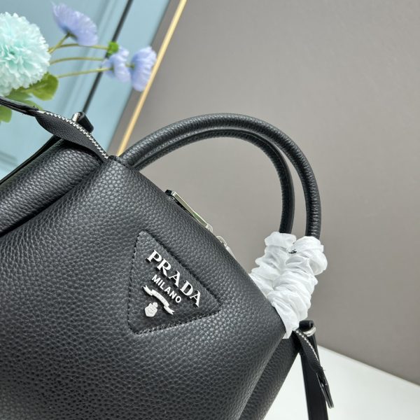 chiếc túi đeo đôi vai mới của prada được làm từ da bò vải thiều thô