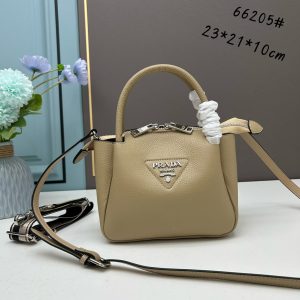 chiếc túi đeo đôi vai mới của prada được làm từ da bò vải thiều thô
