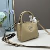 chiếc túi đeo đôi vai mới của prada được làm từ da bò vải thiều thô