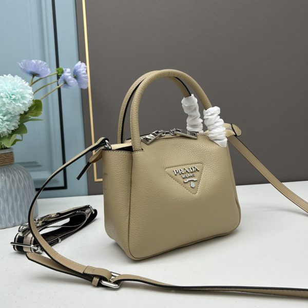 chiếc túi đeo đôi vai mới của prada được làm từ da bò vải thiều thô