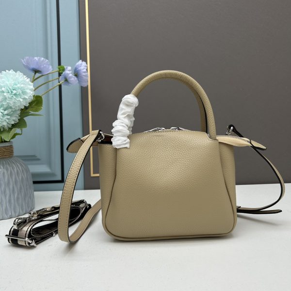 chiếc túi đeo đôi vai mới của prada được làm từ da bò vải thiều thô