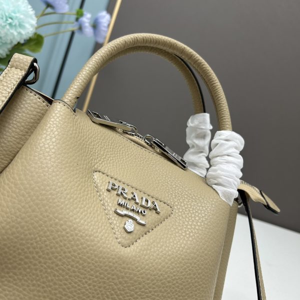 chiếc túi đeo đôi vai mới của prada được làm từ da bò vải thiều thô
