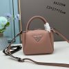 chiếc túi đeo đôi vai mới của prada được làm từ da bò vải thiều thô