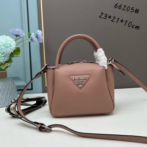 chiếc túi đeo đôi vai mới của prada được làm từ da bò vải thiều thô