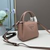 chiếc túi đeo đôi vai mới của prada được làm từ da bò vải thiều thô
