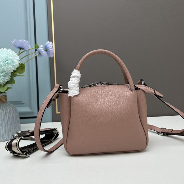 chiếc túi đeo đôi vai mới của prada được làm từ da bò vải thiều thô