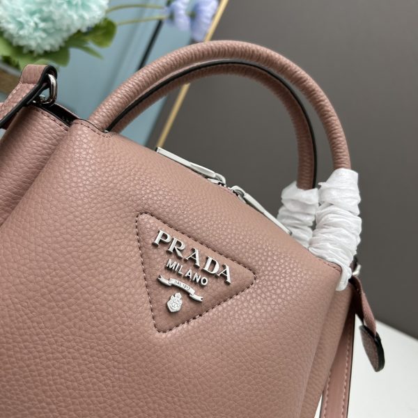 chiếc túi đeo đôi vai mới của prada được làm từ da bò vải thiều thô
