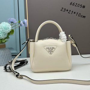 chiếc túi đeo đôi vai mới của prada được làm từ da bò vải thiều thô