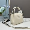 chiếc túi đeo đôi vai mới của prada được làm từ da bò vải thiều thô