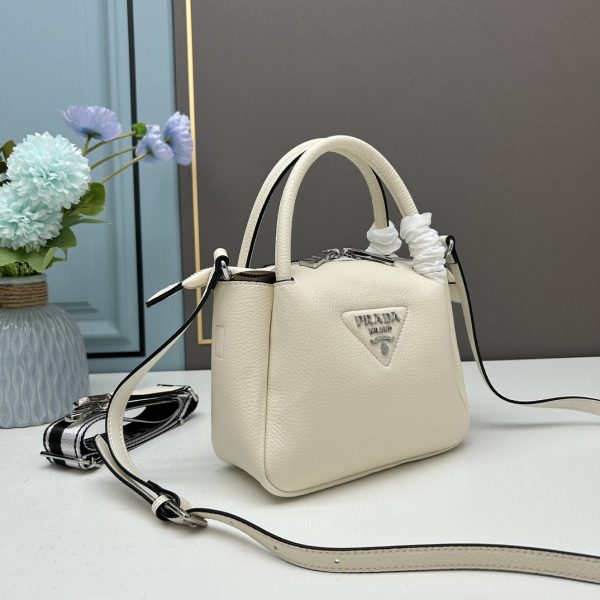 chiếc túi đeo đôi vai mới của prada được làm từ da bò vải thiều thô
