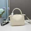 chiếc túi đeo đôi vai mới của prada được làm từ da bò vải thiều thô