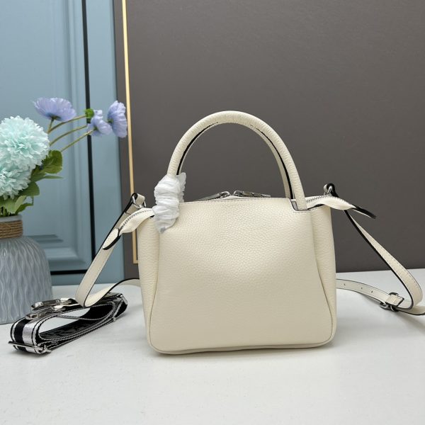 chiếc túi đeo đôi vai mới của prada được làm từ da bò vải thiều thô