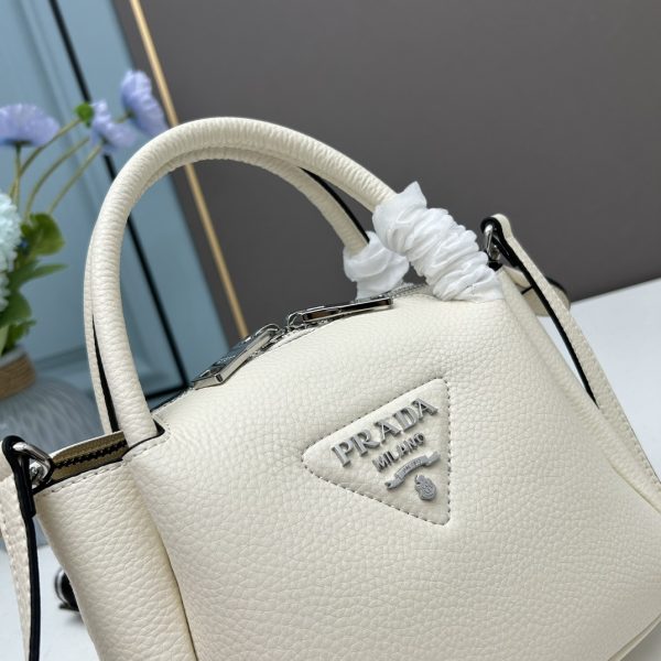chiếc túi đeo đôi vai mới của prada được làm từ da bò vải thiều thô