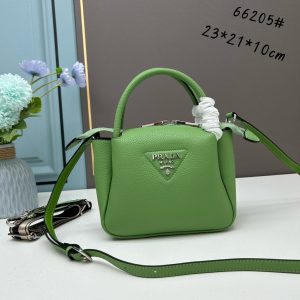 chiếc túi đeo đôi vai mới của prada được làm từ da bò vải thiều thô