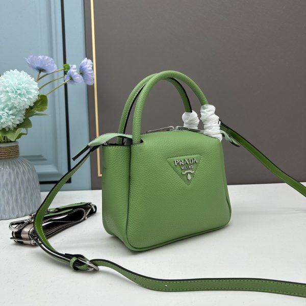 chiếc túi đeo đôi vai mới của prada được làm từ da bò vải thiều thô