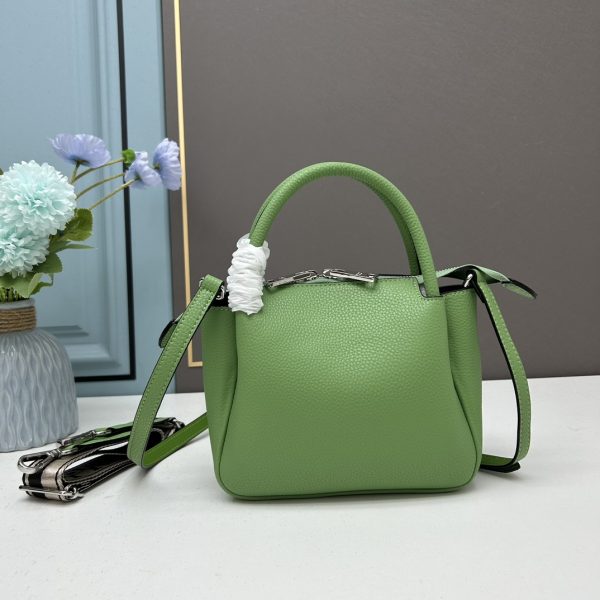 chiếc túi đeo đôi vai mới của prada được làm từ da bò vải thiều thô