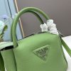 chiếc túi đeo đôi vai mới của prada được làm từ da bò vải thiều thô