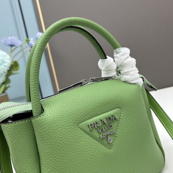 chiếc túi đeo đôi vai mới của prada được làm từ da bò vải thiều thô