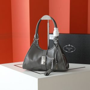 Túi dạo đầu tiên của Prada được làm từ vỏ dầu thơm