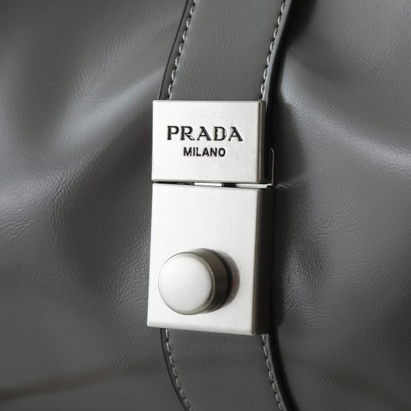 Túi dạo đầu tiên của Prada được làm từ vỏ dầu thơm