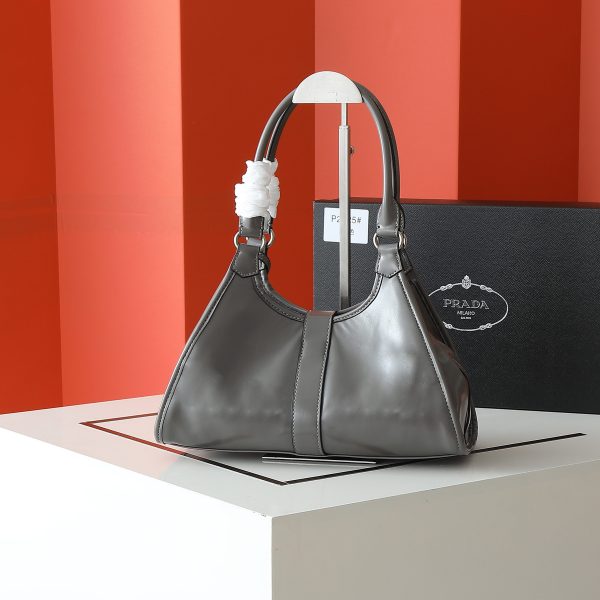 Túi dạo đầu tiên của Prada được làm từ vỏ dầu thơm