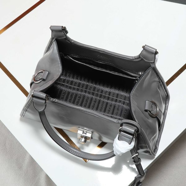 Túi dạo đầu tiên của Prada được làm từ vỏ dầu thơm