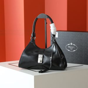 Túi dạo đầu tiên của Prada được làm từ vỏ dầu thơm