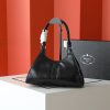 Túi dạo đầu tiên của Prada được làm từ vỏ dầu thơm