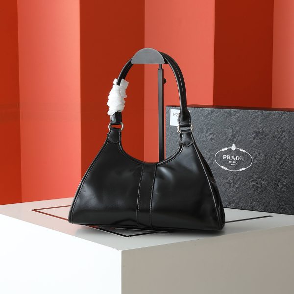 Túi dạo đầu tiên của Prada được làm từ vỏ dầu thơm