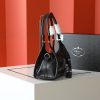 Túi dạo đầu tiên của Prada được làm từ vỏ dầu thơm