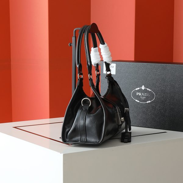 Túi dạo đầu tiên của Prada được làm từ vỏ dầu thơm