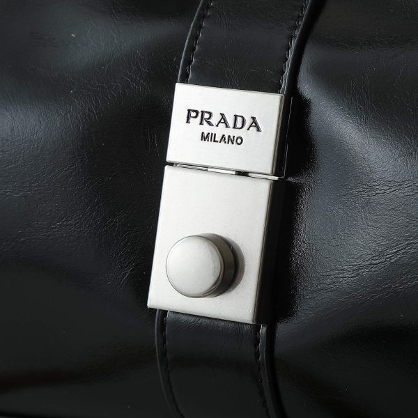 Túi dạo đầu tiên của Prada được làm từ vỏ dầu thơm