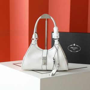Túi dạo đầu tiên của Prada được làm từ vỏ dầu thơm
