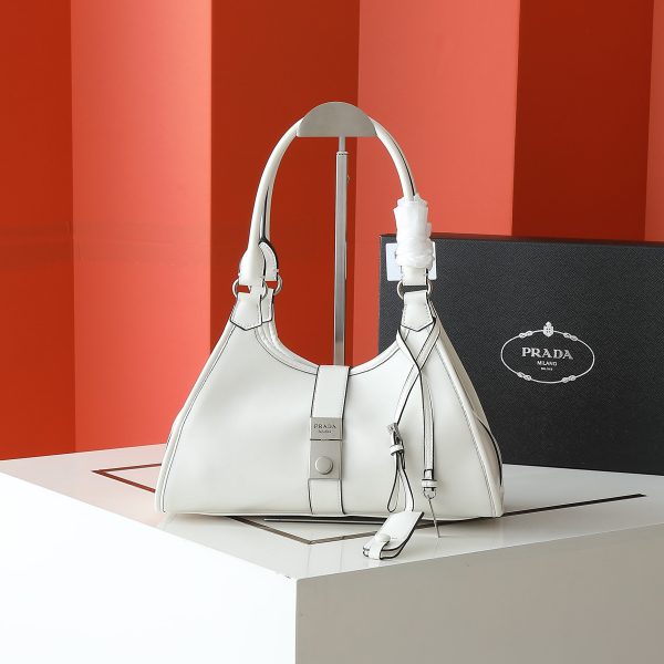 Túi dạo đầu tiên của Prada được làm từ vỏ dầu thơm