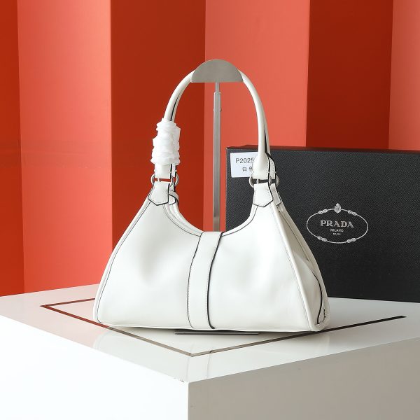 Túi dạo đầu tiên của Prada được làm từ vỏ dầu thơm