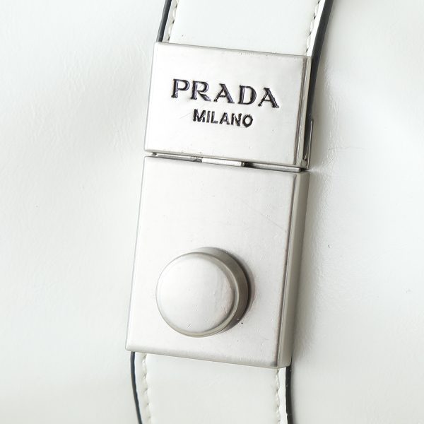 Túi dạo đầu tiên của Prada được làm từ vỏ dầu thơm