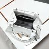 Túi dạo đầu tiên của Prada được làm từ vỏ dầu thơm