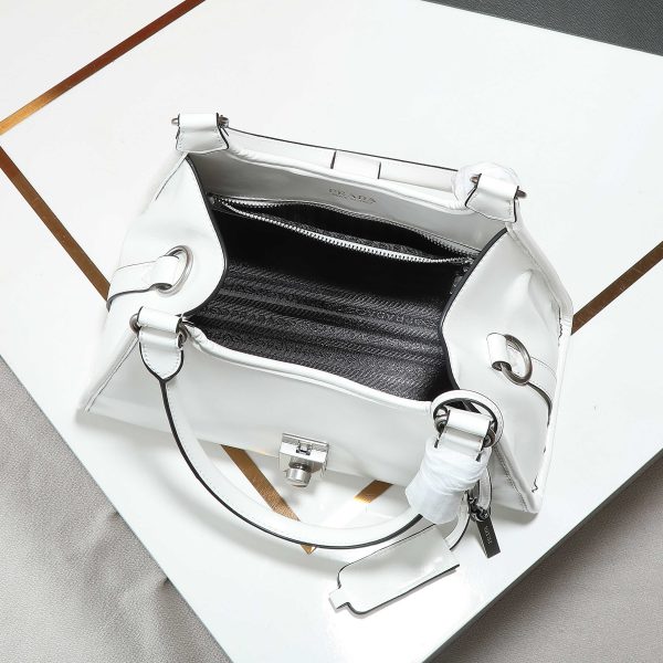 Túi dạo đầu tiên của Prada được làm từ vỏ dầu thơm