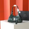 Túi dạo đầu tiên của Prada được làm từ vỏ dầu thơm