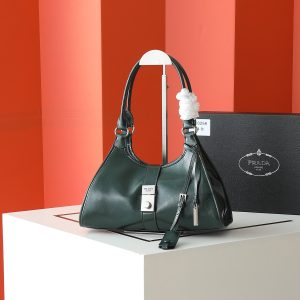 Túi dạo đầu tiên của Prada được làm từ vỏ dầu thơm