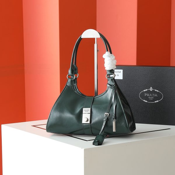 Túi dạo đầu tiên của Prada được làm từ vỏ dầu thơm