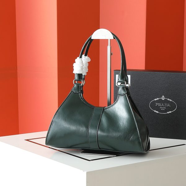 Túi dạo đầu tiên của Prada được làm từ vỏ dầu thơm