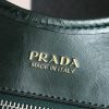 Túi dạo đầu tiên của Prada được làm từ vỏ dầu thơm