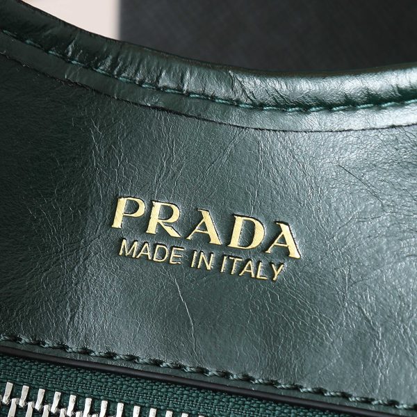 Túi dạo đầu tiên của Prada được làm từ vỏ dầu thơm