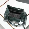 Túi dạo đầu tiên của Prada được làm từ vỏ dầu thơm