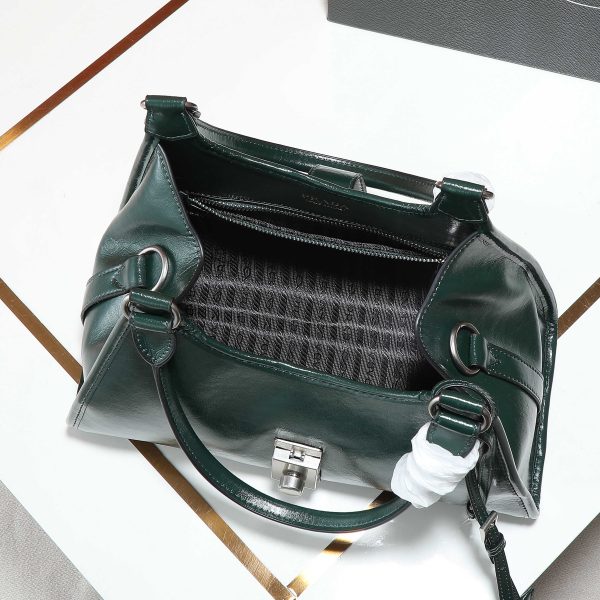 Túi dạo đầu tiên của Prada được làm từ vỏ dầu thơm