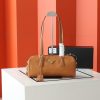 Chiếc túi xách khóa mới của Prada được làm từ da bê và vải vải
