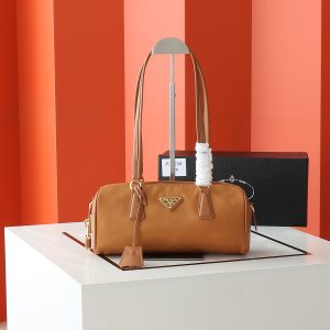 Chiếc túi xách khóa mới của Prada được làm từ da bê và vải vải