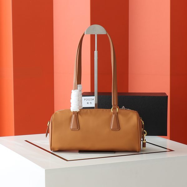 Chiếc túi xách khóa mới của Prada được làm từ da bê và vải vải